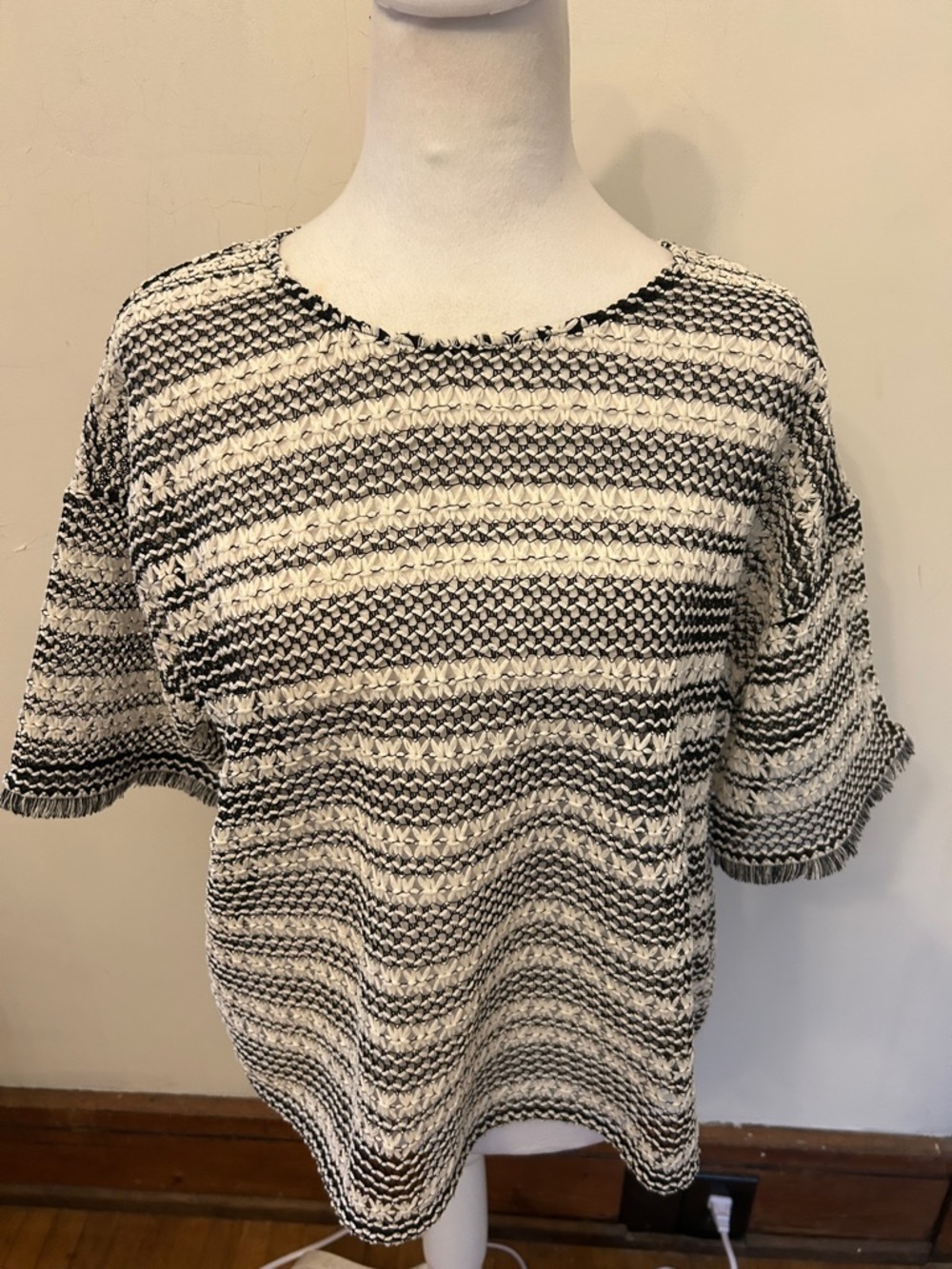 Loft Women’s Black & White Knit Short-Sleeve cut out Top Size L NWOT